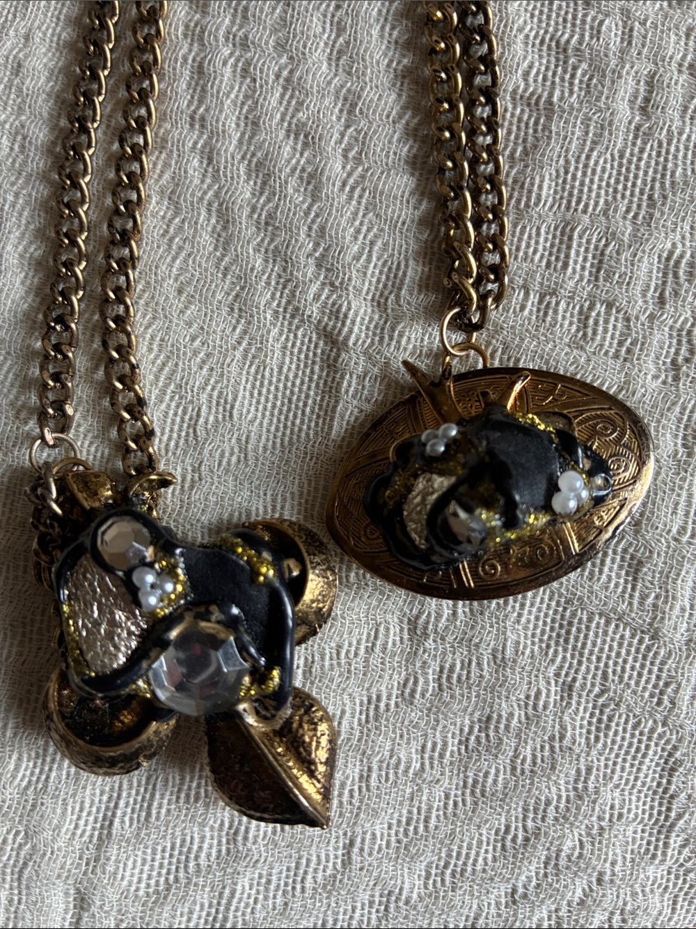 Gold tone jewelled chain Brooch set